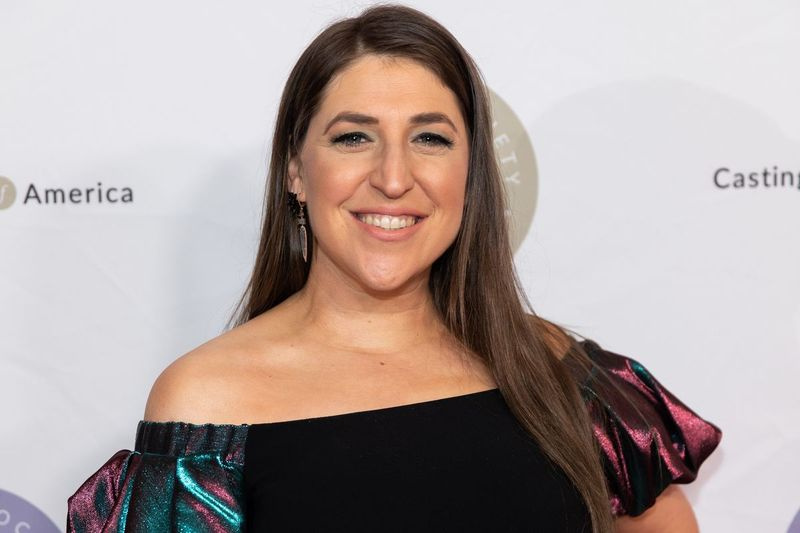 Mayim Bialik se v roce 2019 účastní 34. výročního udílení cen Artios The Casting Society of America v hotelu Beverly Hilton.