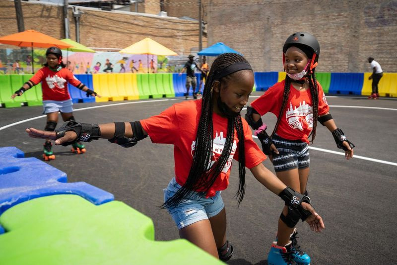 Barnen åker skridskor på öppningsdagen för community plaza och utomhus rullbana på Madison Street och Pulaski Road i området West Garfield Park fredagen den 23 juli 2021.