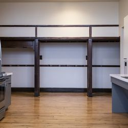 Krijtborden en kapstokhaken voor studenten hangen woensdagochtend 25 november 2020 in een appartement in de West Pullman School Redevelopment, een seniorenhuisvestingsfaciliteit, in de buurt van West 119th Street en South Parnell Avenue aan de Far South Side. school die in 2013 werd gesloten, werd herontwikkeld tot de site voor seniorenhuisvesting die in november 2019 werd geopend.