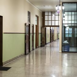 Een gang in de West Pullman School Redevelopment, een woonvoorziening voor senioren, nabij West 119th Street en South Parnell Avenue aan de Far South Side, woensdagochtend 25 november 2020. Het gebouw, een basisschool die in 2013 werd gesloten, werd herontwikkeld tot de site voor seniorenhuisvesting die in november 2019 werd geopend.
