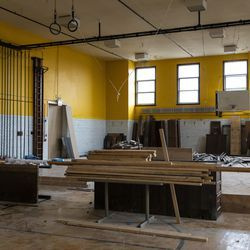 Het voormalige schoolgymnasium wordt gebruikt voor opslag in de West Pullman School Redevelopment, een seniorenhuisvestingsfaciliteit, nabij West 119th Street en South Parnell Avenue aan de Far South Side, woensdagochtend 25 november 2020. Het gebouw, een basisschool die werd in 2013 gesloten, werd herontwikkeld tot de site voor seniorenhuisvesting die in november 2019 werd geopend.