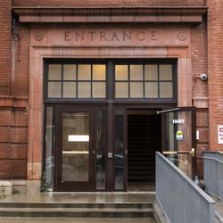 De herontwikkeling van de West Pullman School, een woonvoorziening voor senioren, nabij West 119th Street en South Parnell Avenue aan de Far South Side, woensdagochtend 25 november 2020. Het gebouw, een basisschool die in 2013 werd gesloten, werd herontwikkeld tot de site voor seniorenhuisvesting die in november 2019 werd geopend.
