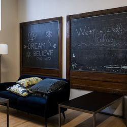 De huurderslounge, versierd met krijtborden en een originele schoolkast, staat ongebruikt tijdens de coronaviruspandemie in de West Pullman School Redevelopment, een seniorenhuisvestingsfaciliteit, nabij West 119th Street en South Parnell Avenue aan de Far South Side, woensdagochtend, november. 25. 2020. Het gebouw, een basisschool die in 2013 werd gesloten, werd herontwikkeld tot de site voor seniorenhuisvesting die in november 2019 werd geopend.