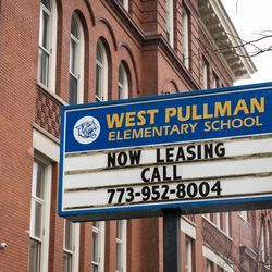 De herontwikkeling van de West Pullman School, een woonvoorziening voor senioren, nabij West 119th Street en South Parnell Avenue aan de Far South Side, woensdagochtend 25 november 2020. Het gebouw, een basisschool die in 2013 werd gesloten, werd herontwikkeld tot de site voor seniorenhuisvesting die in november 2019 werd geopend.