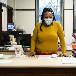 Projectmanager Tasia Shine lacht in het frontoffice in de West Pullman School Redevelopment, een seniorenhuisvestingsfaciliteit, nabij West 119th Street en South Parnell Avenue aan de Far South Side, woensdagochtend 25 november 2020. Het gebouw, een basisschool dat in 2013 werd gesloten, werd herontwikkeld tot de site voor seniorenhuisvesting die in november 2019 werd geopend.