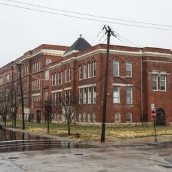 De herontwikkeling van de West Pullman School, een woonvoorziening voor senioren, nabij West 119th Street en South Parnell Avenue aan de Far South Side, woensdagochtend 25 november 2020. Het gebouw, een basisschool die in 2013 werd gesloten, werd herontwikkeld tot de site voor seniorenhuisvesting die in november 2019 werd geopend.