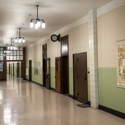 Schoolmuurschilderingen sieren de gangen in de West Pullman School Redevelopment, een woonvoorziening voor senioren, nabij West 119th Street en South Parnell Avenue aan de Far South Side, woensdagochtend 25 november 2020. Het gebouw, een basisschool die gesloten was in 2013 werd herontwikkeld tot de site voor seniorenhuisvesting die in november 2019 werd geopend.