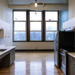 Krijtborden en kapstokhaken voor studenten hangen woensdagochtend 25 november 2020 in een appartement in de West Pullman School Redevelopment, een seniorenhuisvestingsfaciliteit, in de buurt van West 119th Street en South Parnell Avenue aan de Far South Side. school die in 2013 werd gesloten, werd herontwikkeld tot de site voor seniorenhuisvesting die in november 2019 werd geopend.