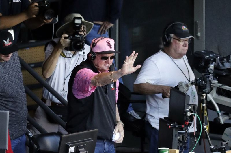 Ken The Hawk Harrelson vinker efter sin sidste White Sox-udsendelse i 2018.