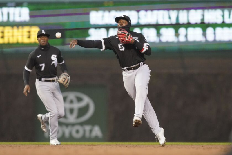  The White Sox’ Josh Harrison kastar först för ett utslag mot Cubs på Wrigley Field den 3 maj 2022.
