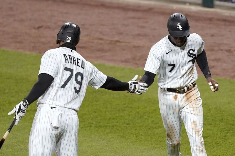 White Soxi mängija Jose Abreu tervitab Tim Andersonit väljaspool kaevikut pärast seda, kui Anderson lõi 30. aprilli mängus värava.