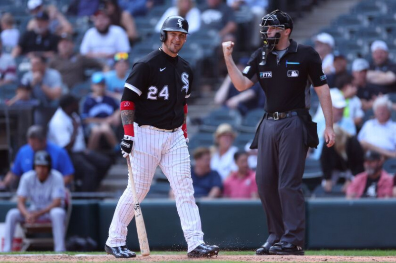  „White Sox“ „Yasmani Grandal“ reaguoja po to, kai 2022 m. rugsėjo 14 d. 2022 m. rugsėjo 14 d. užpuolė Kolorado uolų komandą per devintą iningą „Garantuoto kurso lauke“.