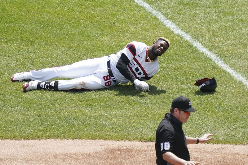 Stredopoliar White Sox Luis Robert bude mimo hry minimálne tri mesiace s natrhnutým ohýbačom pravého bedrového kĺbu.