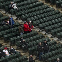 ファンは、カンザスシティロイヤルズに対して、ホームオープナーが始まるのを待ちます。