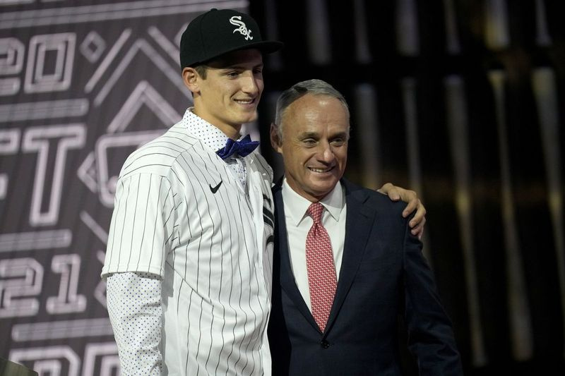 Southridge High School Pitcher Colson Montgomery mit MLB Commissioner Rob Manfred, nachdem er von White Sox als 22. Pick in der ersten Runde des MLB Draft ausgewählt wurde.