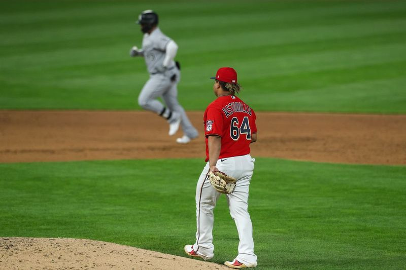 Willians Astudillo van de Twins kijkt toe nadat hij in de negende inning maandag een solo homerun heeft moeten toestaan ​​aan Yermin Mercedes van de White Sox.