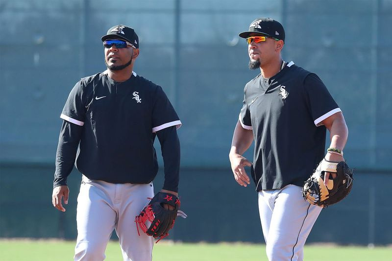 Edwin Encarnación (izquierda) y José Abreu parados en el campo durante un entrenamiento el martes en el entrenamiento de primavera de los White Sox.