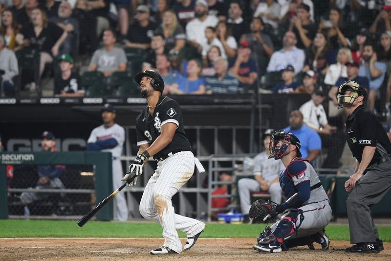 White Sox første baseman Jose Abreu slår et tre-run homerun i ottende inning mod Twins tirsdag aften.