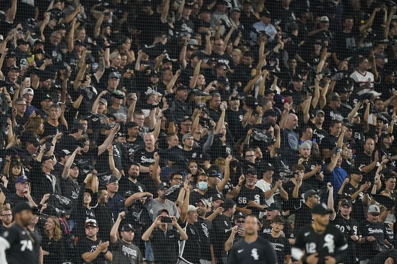 I fan dei White Sox esultano prima di Gara 3.