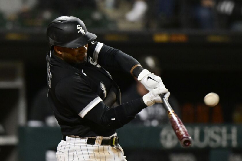  Elvis Andrus fra White Sox slår et treløbs homerun i fjerde inning mod Minnesota Twins på Guaranteed Rate Field onsdag aften. \