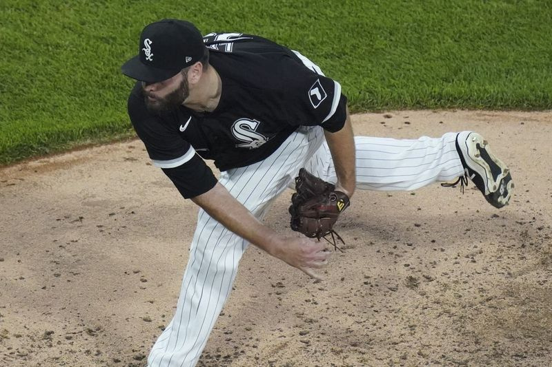 White Sox-startaren Lance Lynn kastar en pitch under den fjärde inningen av måndagens 5-1-seger över Cardinals.