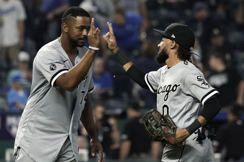 Eloy Jimenez og Billy Hamilton efter lørdagens sejr mod Royals.