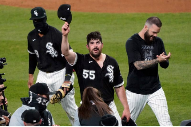 Ο αριστερόχειρας των White Sox, Carlos Rodon, δίνει το καπάκι του στους θαυμαστές μετά την Τετάρτη που δεν σημείωσε επιτυχία εναντίον των Ινδών στο Guaranteed Rate Field.