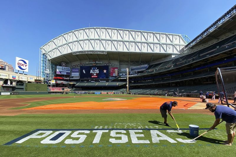 Το πλήρωμα του Minute Maid Park ζωγραφίζει το λογότυπο του μπέιζμπολ postseason στο γήπεδο στο Χιούστον.