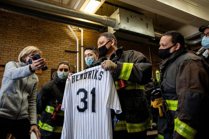 Brandmän från Chicago Fire Department vid Engine 29 i Bridgeport tittar på en video av White Sox-kannan Liam Hendriks och hans fru, som tackade dem för deras service, torsdag morgon. Paret donerade mat från lokala restauranger till brandmännen.