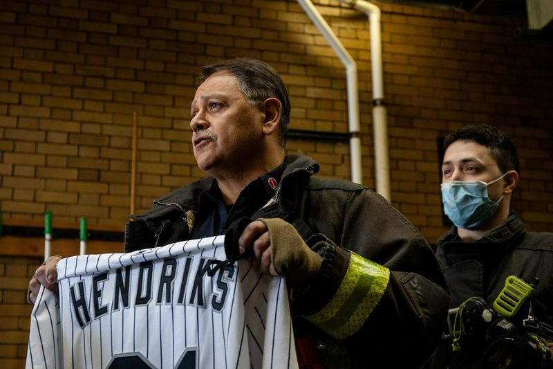 Chicago Fire Department Lt. Dan Ruano tackar White Sox pitcher Liam Hendriks och hans fru Kristi, som donerade mat från lokala restauranger till brandmän torsdagen vid motor 29 i Bridgeport.