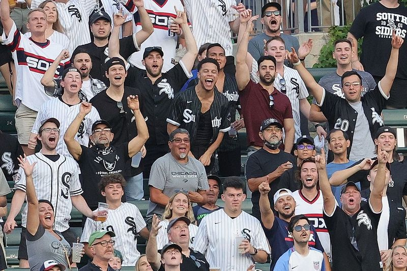 White Sox-fans jubler efter Jose Abreus solo-homerun mod Royals den 5. august på Guaranteed Rate Field.