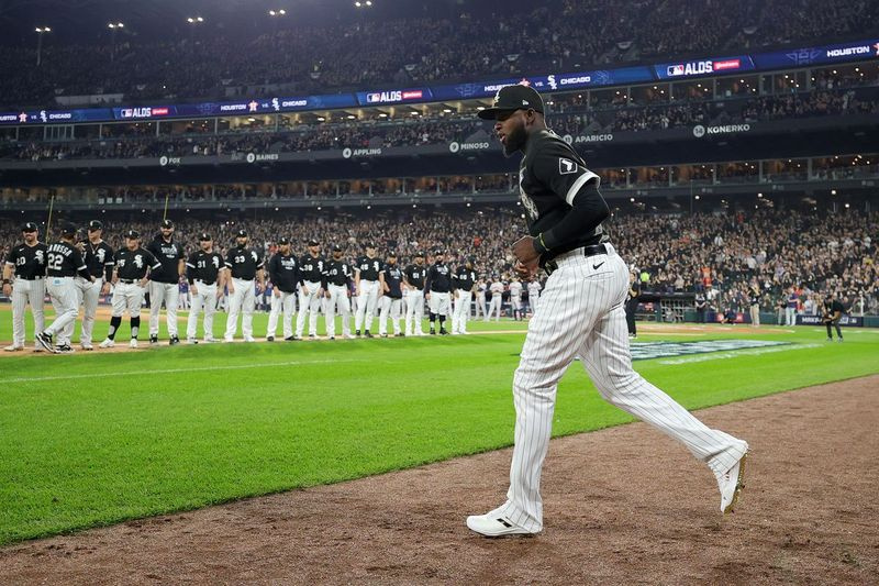 Luis Robert de la White Sox aleargă pe teren în timpul ceremoniilor de dinaintea meciului de duminică.
