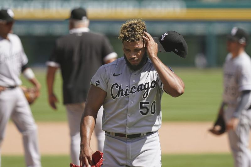 O arremessador substituto do White Sox, Jimmy Cordero, vai para o banco durante a sétima entrada de um jogo de beisebol contra o Detroit Tigers, na quarta-feira, 12 de agosto de 2020, em Detroit. (AP Photo / Carlos Osorio)