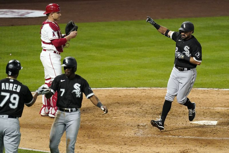 Adam Eaton scorer etter å ha slått et to-runs hjemmeløp torsdag mot Angels.