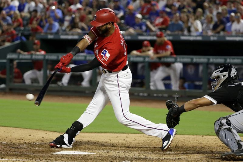 Nomar Mazara von Texas Rangers tritt 2017 in Arlington, Texas, für ein Single-Run gegen die White Sox an. (AP)