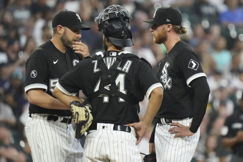   White Soxi viskamistreener Ethan Katz (vasakul), püüdja ​​Seby Zavala ja viskaja Michael Kopech (paremal). (Getty Images)