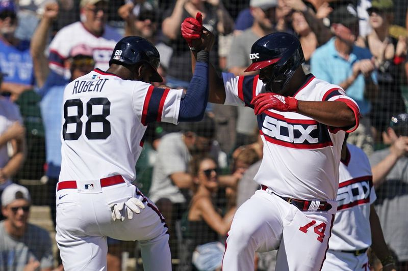White Soxs Eloy Jimenez, till höger, firar med Luis Robert efter att ha slagit en tre-runs homerun mot Cubs i augusti.