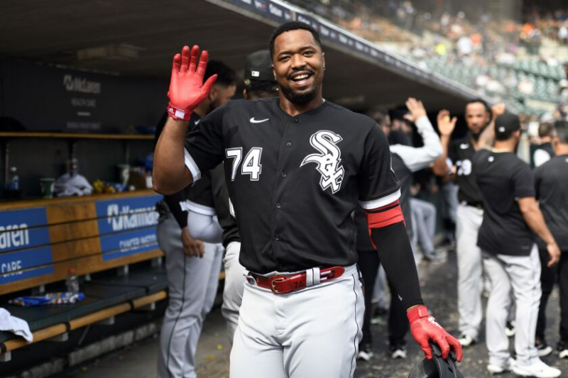   White Sox’ Eloy Jimenez vinkar i dugout efter att ha slagit en två-runs homerun mot Detroit Tigers i den sjunde inningen söndagen i Detroit.