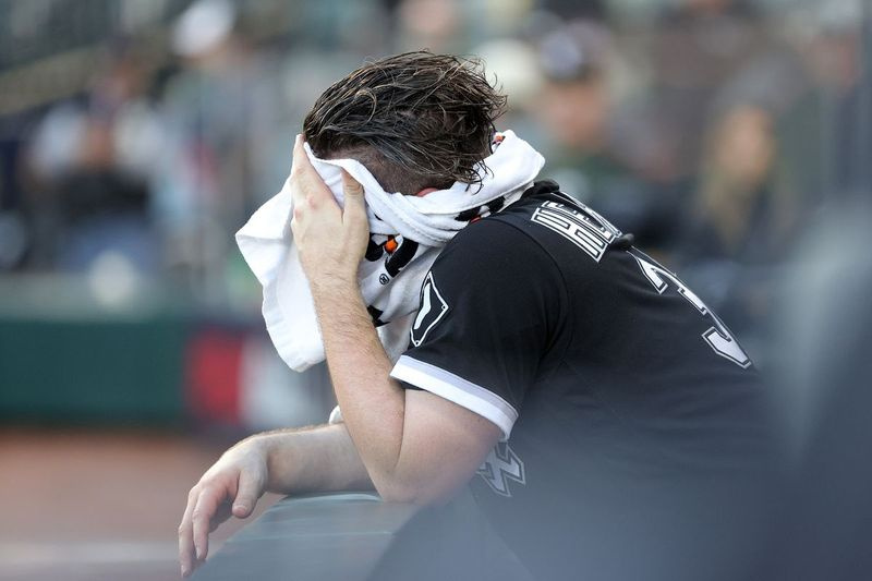 White Sox blíž Liam Hendriks po výhře 10-1 Houstonu Astros ve 4. zápase série American League Division Series na Garantovaném Rate Field skrývá tvář v ručníku.
