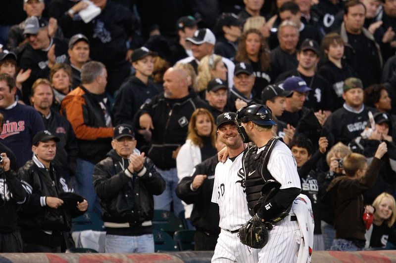 John Danks a A.J. Pierzynski z White Sox prochází kolem fanoušků, kteří jsou všichni oblečení v černém, před tiebreakovým zápasem Centrální divize Americké ligy v roce 2008 proti Twins.