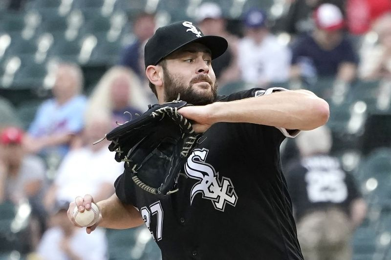 Il lanciatore dei White Sox Lucas Giolito consegna durante il primo inning martedì.
