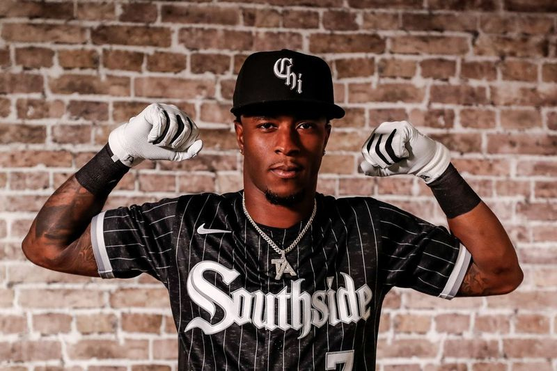 Tims Andersons modelē White Sox jauno City Connect alternatīvo formas tērpu.