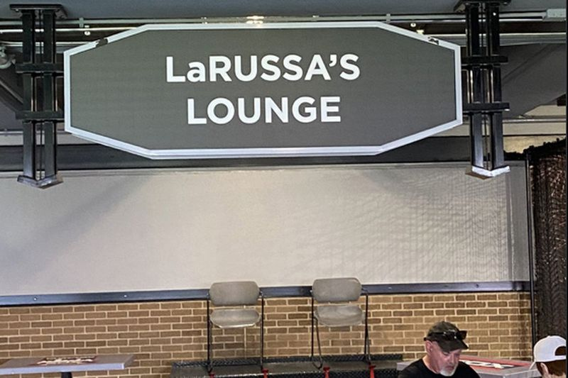 Το όνομα του διευθυντή Tony La Russa έχει αντικαταστήσει το όνομα της μακροχρόνιας υπαλλήλου παραχωρήσεων Loretta Micele σε χώρο καθιστικού πεδίου εγγυημένης τιμής.