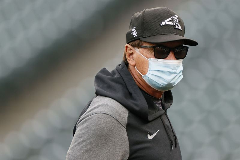 White Sox-managern Tony La Russa kritiserade rookien Yermin Mercedes för att ha svängt med 3-0 i måndags med Sox som ledde tvillingarna med 15-4.