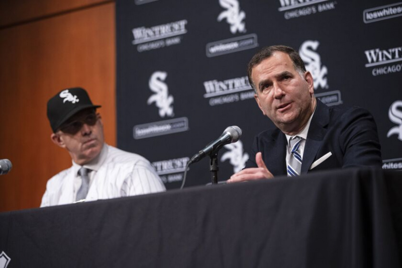   White Sox general manager Rick Hahn (höger) och manager Pedro Grifol.