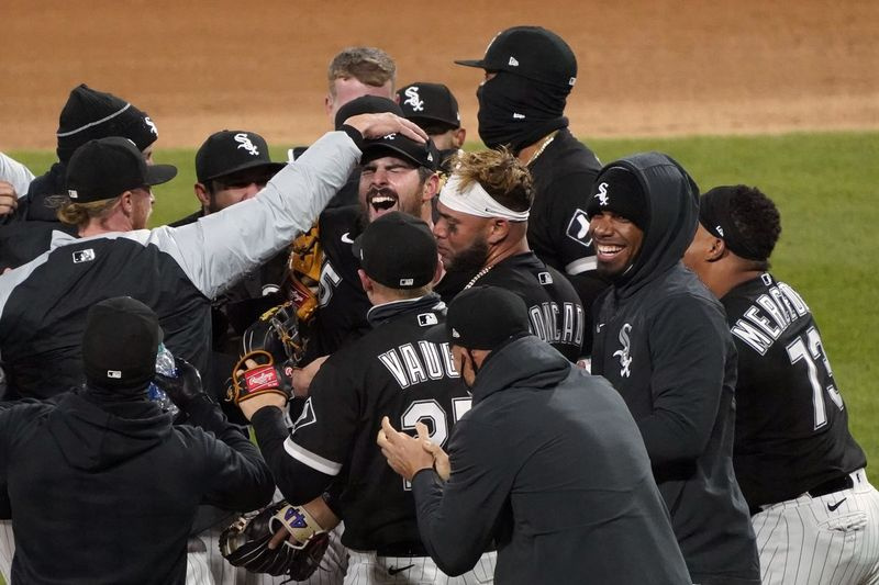 White Sox pitcher Carlos Rodon, center, firar sin no-hitter mot Cleveland Indians med sina lagkamrater på onsdag.