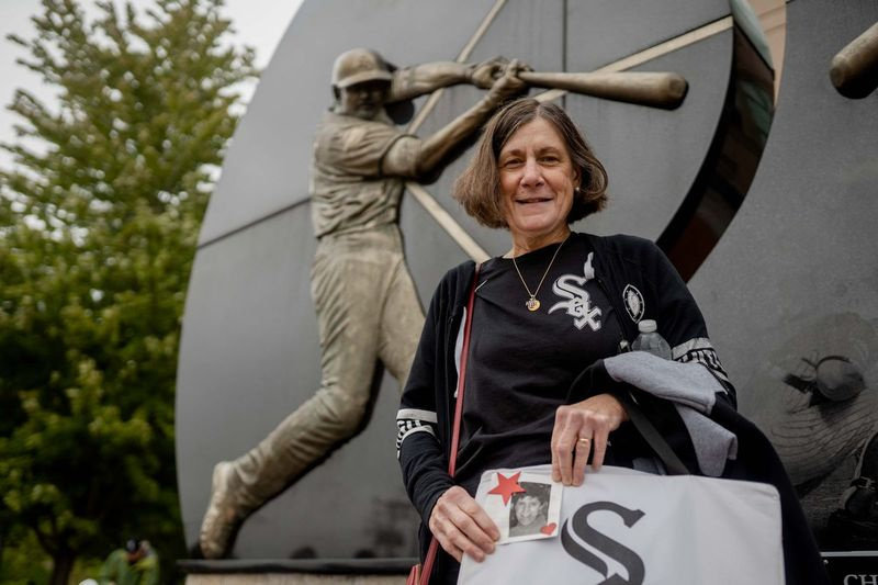 White Sox-Fan Sharon Bresnahan, die ihre Zwillingsschwester Sheryl verloren hat, posiert am 23. Oktober 2021 für ein Foto außerhalb des Guaranteed Rate Field.