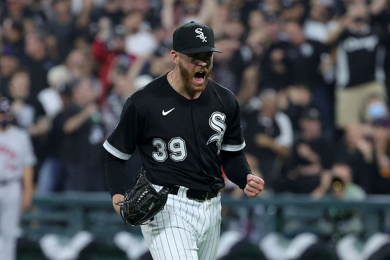 „White Sox“ žaidėjas Aaronas Bummeris sureagavo po septinto ALDS žaidimo 12:6 pergalės prieš „Astros“ kėlimą.