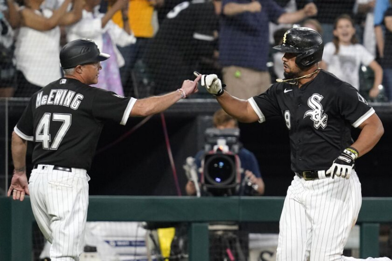  Jurulatih asas ketiga White Sox Joe McEwing (kiri) meraikannya bersama Jose Abreu selepas larian rumah Abreu.