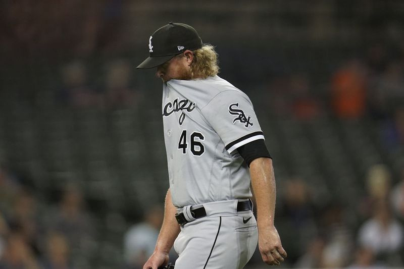 Craig Kimbrel se snaží ovládnout svůj rychlý míč se čtyřmi švy a ostrý oblouk, který mu na rukavici chybí více než nejednou a často hodně.